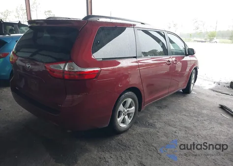 2016 Toyota Sienna Le z USA, uszkodzony, nr VIN 5TDKK3DC0GS760526